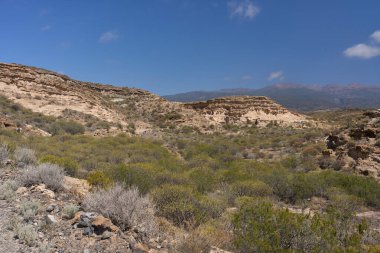 Engebeli volkanik tuff vadileri Los Derriscaderos 'ta dramatik bir volkanik manzara oluşturur.