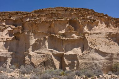 Engebeli volkanik tuff vadileri Los Derriscaderos 'ta dramatik bir volkanik manzara oluşturur.