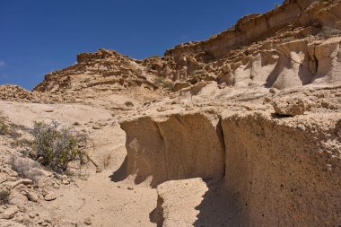 Engebeli volkanik tuff vadileri Los Derriscaderos 'ta dramatik bir volkanik manzara oluşturur.