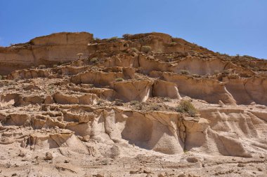 Engebeli volkanik tuff vadileri Los Derriscaderos 'ta dramatik bir volkanik manzara oluşturur.