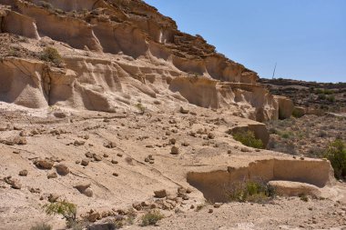 Engebeli volkanik tuff vadileri Los Derriscaderos 'ta dramatik bir volkanik manzara oluşturur.
