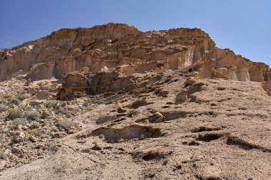 Engebeli volkanik tuff vadileri Los Derriscaderos 'ta dramatik bir volkanik manzara oluşturur.