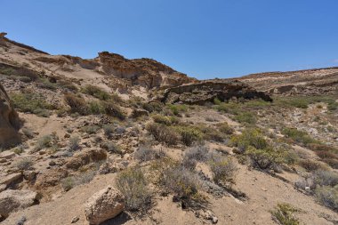 Engebeli volkanik tuff vadileri Los Derriscaderos 'ta dramatik bir volkanik manzara oluşturur.