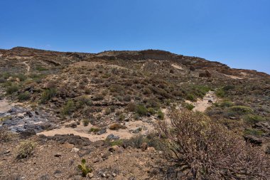 Engebeli volkanik tuff vadileri Los Derriscaderos 'ta dramatik bir volkanik manzara oluşturur.