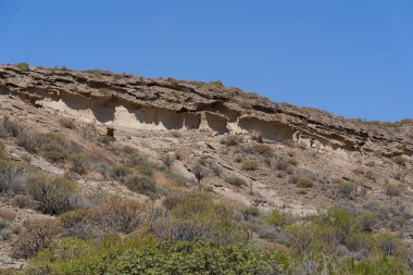 Engebeli volkanik tuff vadileri Los Derriscaderos 'ta dramatik bir volkanik manzara oluşturur.