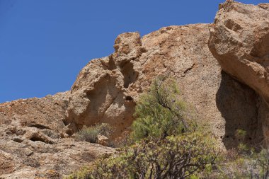 Engebeli volkanik tuff vadileri Los Derriscaderos 'ta dramatik bir volkanik manzara oluşturur.