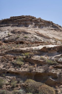 Engebeli volkanik tuff vadileri Los Derriscaderos 'ta dramatik bir volkanik manzara oluşturur.