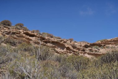 Engebeli volkanik tuff vadileri Los Derriscaderos 'ta dramatik bir volkanik manzara oluşturur.