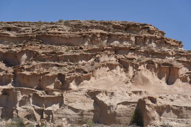 Engebeli volkanik tuff vadileri Los Derriscaderos 'ta dramatik bir volkanik manzara oluşturur.