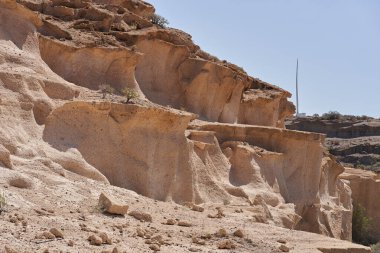 Engebeli volkanik tuff vadileri Los Derriscaderos 'ta dramatik bir volkanik manzara oluşturur.