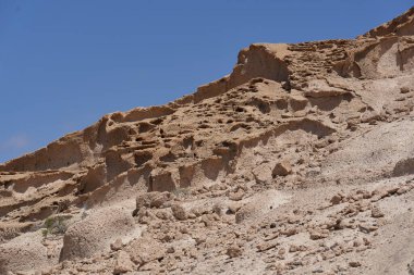 Engebeli volkanik tuff vadileri Los Derriscaderos 'ta dramatik bir volkanik manzara oluşturur.