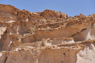 Engebeli volkanik tuff vadileri Los Derriscaderos 'ta dramatik bir volkanik manzara oluşturur.