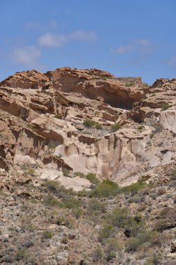 Engebeli volkanik tuff vadileri Los Derriscaderos 'ta dramatik bir volkanik manzara oluşturur.