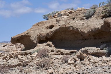 Engebeli volkanik tuff vadileri Los Derriscaderos 'ta dramatik bir volkanik manzara oluşturur.