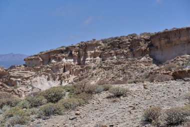 Engebeli volkanik tuff vadileri Los Derriscaderos 'ta dramatik bir volkanik manzara oluşturur.