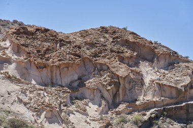 Engebeli volkanik tuff vadileri Los Derriscaderos 'ta dramatik bir volkanik manzara oluşturur.