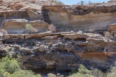 Engebeli volkanik tuff vadileri Los Derriscaderos 'ta dramatik bir volkanik manzara oluşturur.