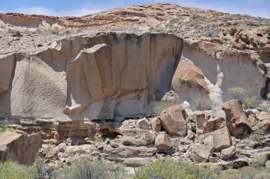 Engebeli volkanik tuff vadileri Los Derriscaderos 'ta dramatik bir volkanik manzara oluşturur.