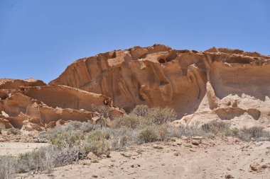 Engebeli volkanik tuff vadileri Los Derriscaderos 'ta dramatik bir volkanik manzara oluşturur.
