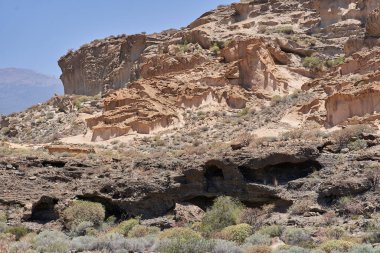 Engebeli volkanik tuff vadileri Los Derriscaderos 'ta dramatik bir volkanik manzara oluşturur.