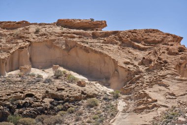 Engebeli volkanik tuff vadileri Los Derriscaderos 'ta dramatik bir volkanik manzara oluşturur.