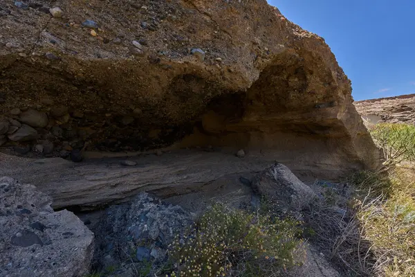 Erimiş çökelti katmanlarına oyulmuş sığ volkanik mağara görünür katman ve gevşek enkaz