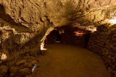 Volkanik mağaranın iç kısımları taş duvarlı lav tüpü ve loş ışıklandırmayla oluşmuş.