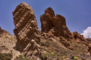 Roques de Garcia 'dan aşınmış volkanik kaya oluşumu Tenerife' de açık bir gökyüzüne çarpıcı bir şekilde yükseliyor.