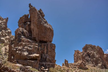 Mavi gökyüzünün altında Roques de Garcia 'nın yıpranmış volkanik kaya oluşumlarıyla Teide Ulusal Parkı 