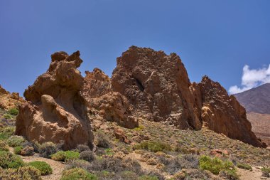 Roques de Garcia volkanik kaya oluşumlarının gündüz görüntüsü Teide Ulusal Parkı 'nda açık mavi bir gökyüzü altında
