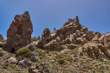 Teide Ulusal Parkı 'nda açık mavi gökyüzünün altında Roques de Garcia Kayaları
