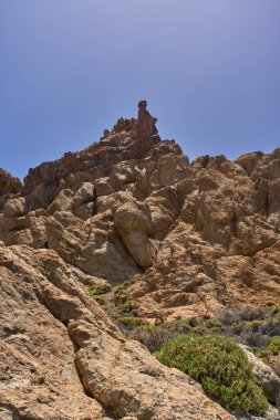 Teide Ulusal Parkı 'nda açık mavi gökyüzünün altında Roques de Garcia Kayaları