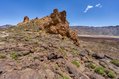 Roques de Garcia volkanik kaya oluşumlarının gündüz görüntüsü Teide Ulusal Parkı 'nda açık mavi bir gökyüzü altında