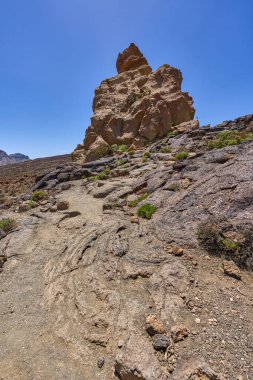 Mavi gökyüzünün altında Roques de Garcia 'nın yıpranmış volkanik kaya oluşumlarıyla Teide Ulusal Parkı 