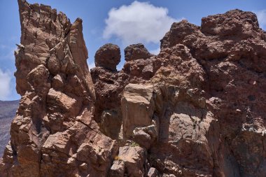Roques de Garcia 'dan aşınmış volkanik kaya oluşumu Tenerife' de açık bir gökyüzüne çarpıcı bir şekilde yükseliyor.