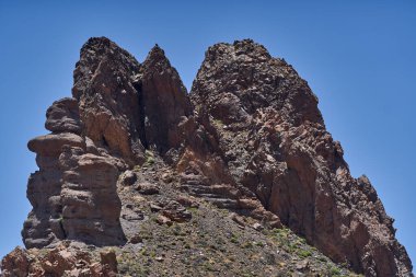 Roques de Garcia 'dan aşınmış volkanik kaya oluşumu Tenerife' de açık bir gökyüzüne çarpıcı bir şekilde yükseliyor.
