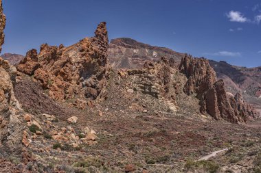 Roques de Garcia 'nın volkanik kaya oluşumları. Alto de Guajara açık yaz gökyüzünün altında yükseliyor.