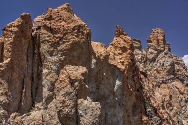 Roques de Garcia volkanik kaya oluşumlarının gündüz görüntüsü Teide Ulusal Parkı 'nda açık mavi bir gökyüzü altında
