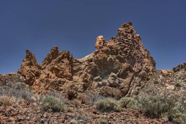 Roques de Garcia 'nın volkanik kaya oluşumlarını Teide Ulusal Parkı' ndaki açık mavi gökyüzünün altında aşındırdı.