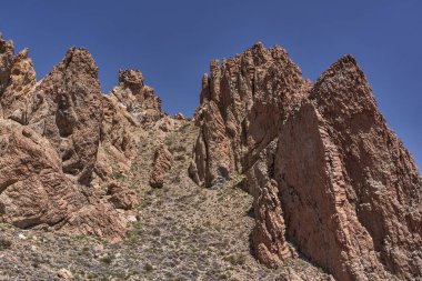 Roques de Garcia 'nın yıpranmış volkanik kaya oluşumlarının Teide Ulusal Parkı manzarası