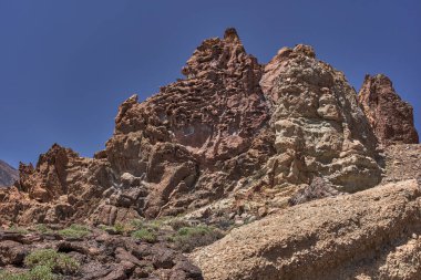 Roques de Garcia volkanik kaya oluşumlarının gündüz görüntüsü Teide Ulusal Parkı 'nda açık mavi bir gökyüzü altında