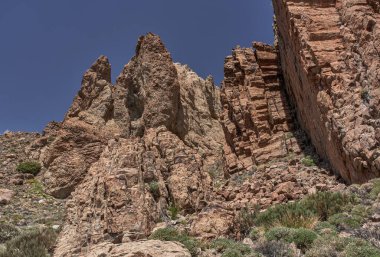 Mavi gökyüzünün altında Roques de Garcia 'nın yıpranmış volkanik kaya oluşumlarıyla Teide Ulusal Parkı 
