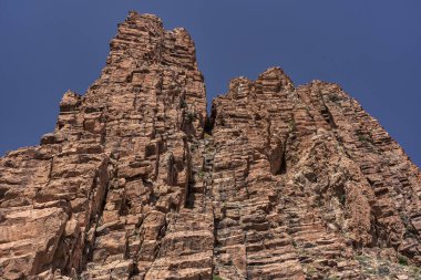 Roques de Garcia 'nın volkanik kaya oluşumları Teide Ulusal Parkı' ndaki açık mavi gökyüzünün altında
