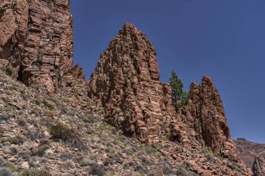 Mavi gökyüzünün altında Roques de Garcia 'nın yıpranmış volkanik kaya oluşumlarıyla Teide Ulusal Parkı 