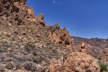 Mavi gökyüzünün altında Roques de Garcia 'nın yıpranmış volkanik kaya oluşumlarıyla Teide Ulusal Parkı 