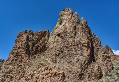 Roques de Garcia 'nın volkanik kaya oluşumlarını Teide Ulusal Parkı' ndaki açık mavi gökyüzünün altında aşındırdı.