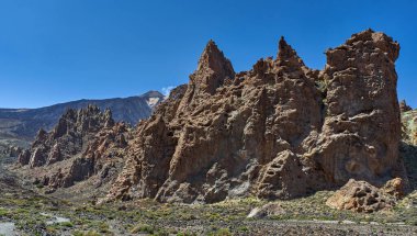 Roques de Garcia 'nın yıpranmış volkanik kaya oluşumlarının Teide Ulusal Parkı manzarası