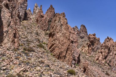 Roques de Garcia 'nın volkanik kaya oluşumlarını Teide Ulusal Parkı' ndaki açık mavi gökyüzünün altında aşındırdı.