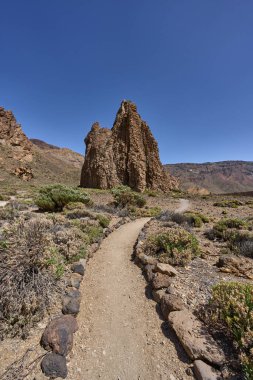 Yüksek volkanik kaya oluşumunun manzarası Ucanca olarak da bilinir ya da Teide Ulusal Parkı 'ndaki Katedral berrak mavi gökyüzünün altında