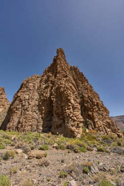 Yüksek volkanik kaya oluşumunun manzarası Ucanca olarak da bilinir ya da Teide Ulusal Parkı 'ndaki Katedral berrak mavi gökyüzünün altında